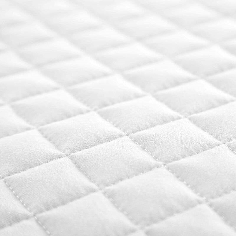 Full/Queen Lightweight White Ultra Soft 3-Piece Microfiber Quilt Set